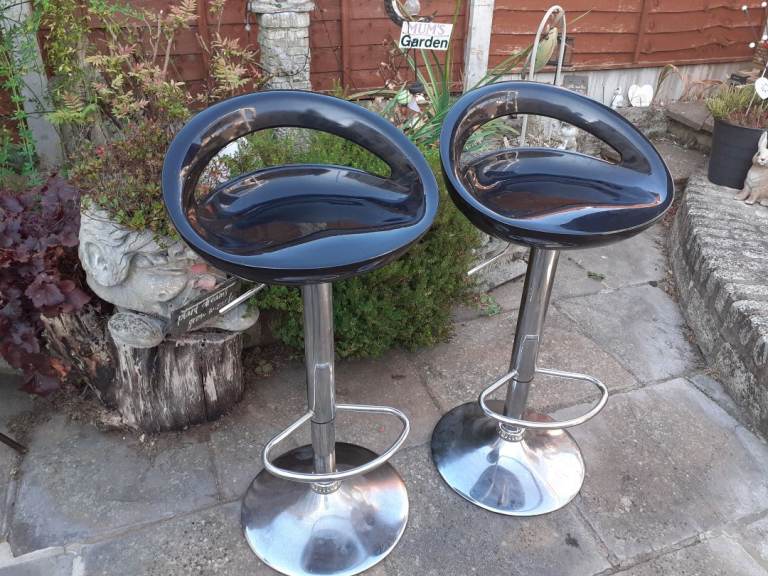 Pair of Black Bar Stools with Chrome Base – Good Condition