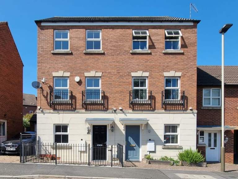 Lovely 3 Bedroom House To Rent In Hamilton