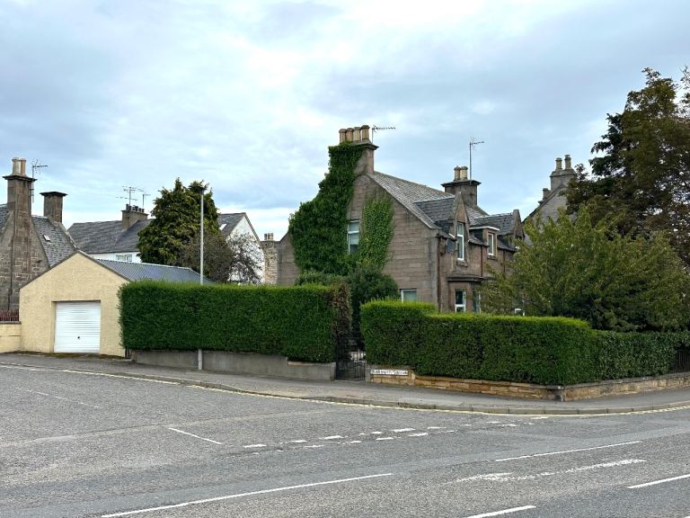 Traditional 4 Bedroom Town House To Rent 