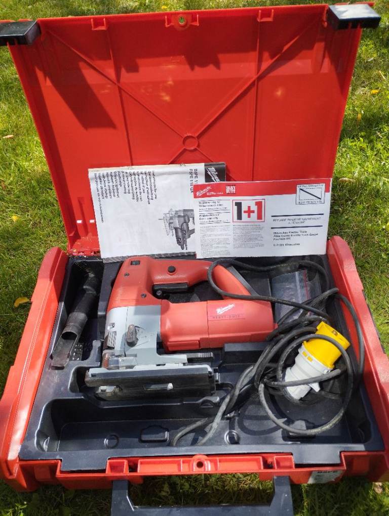 Milwaukee BSPE 110X heavy-duty, pendulum-action variable-speed jigsaw