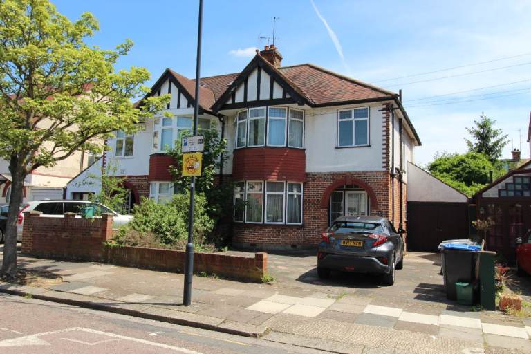 MAGNIFICENT RENOVATED 4 BEDROOM HOUSE WITH DRIVE NEAR ZONE 2 TUBE & STATION 10 MINS TO KINGS CROSS