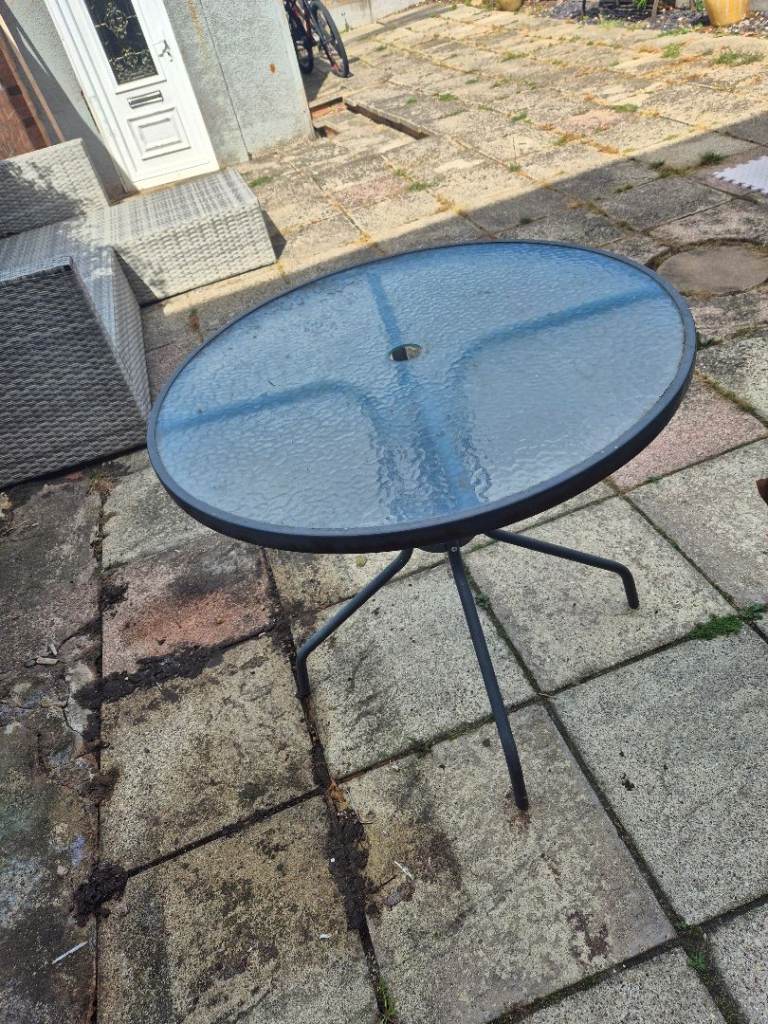 Garden table & 4 chairs 