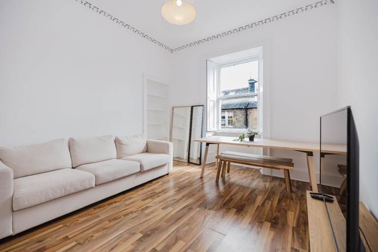 Bright and attractive, 2 bedroom, 3rd floor flat next to the Meadows – available NOW!