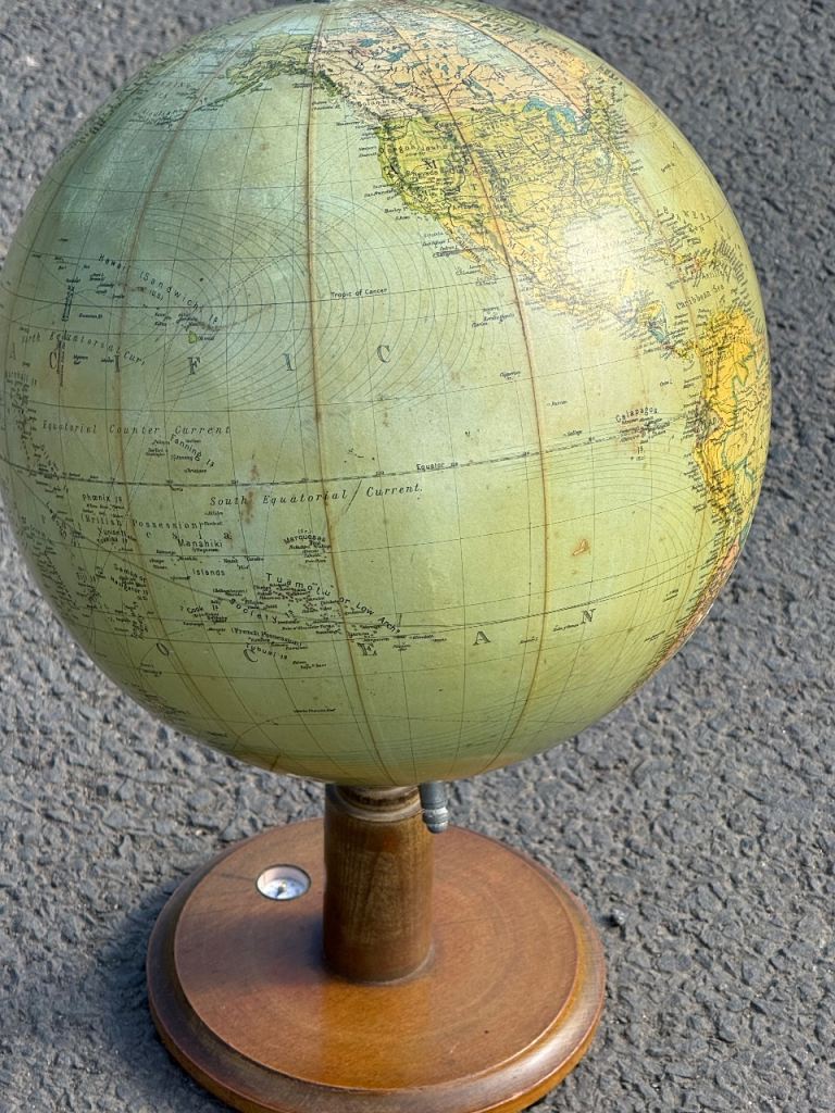 Antique world Globe in excellent Condition 