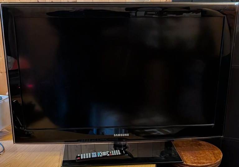 Samsung 37" LCD TV (Model LE37B550A5W)