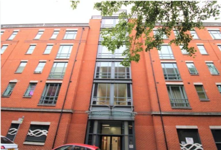 2-Bedroom Flat in the Sought-After Weekday Cross Building, Lace Market, City Centre