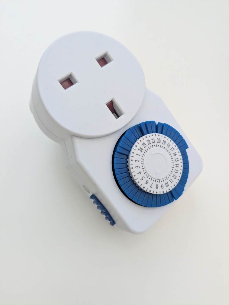 UK timer plugs - Set of 2 - 24h mechanical segment timer - New without packaging