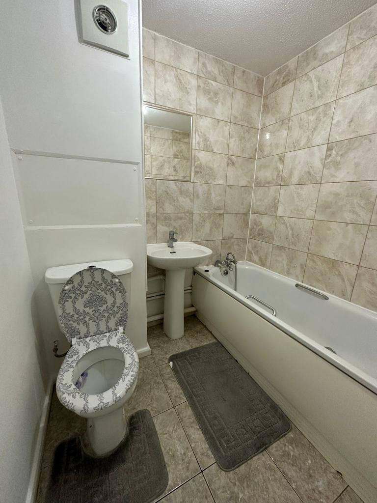 DOUBLE ROOM AVAILABLE NOW SEVEN SISTERS, N15– 3 minutes from station