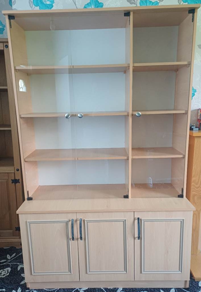 Display cabinet with glass doors 