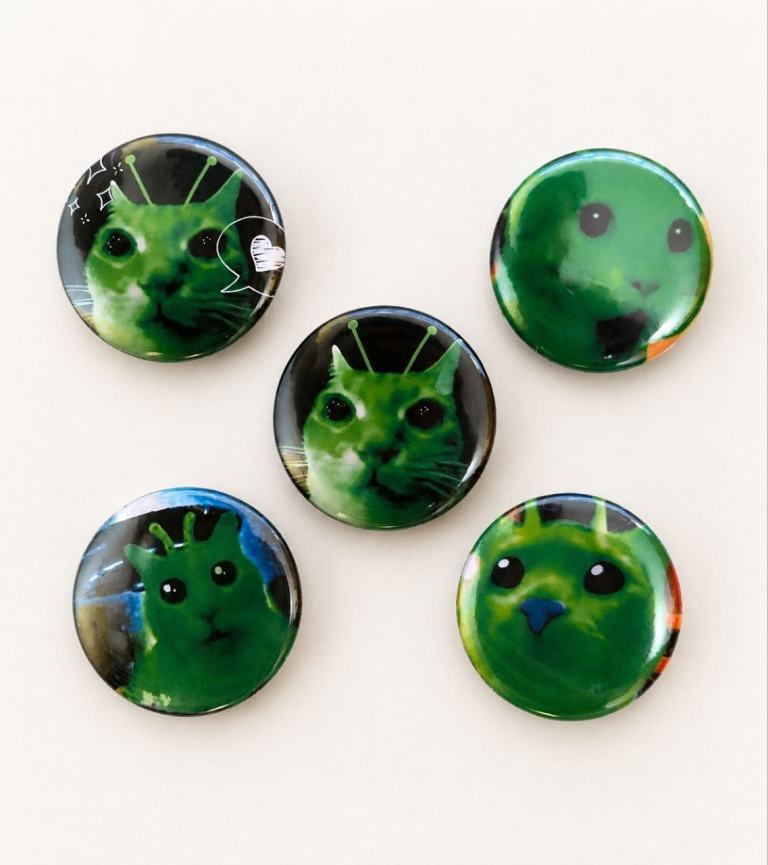 Alien Cat Button Badge Set – 5 Pieces Green Animal Internet Meme Badge Bundle