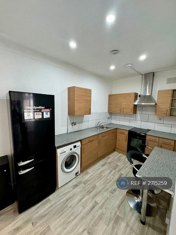 3 bedroom flat in Wellesley Road, Ilford, IG1 (3 bed) (#2715259)