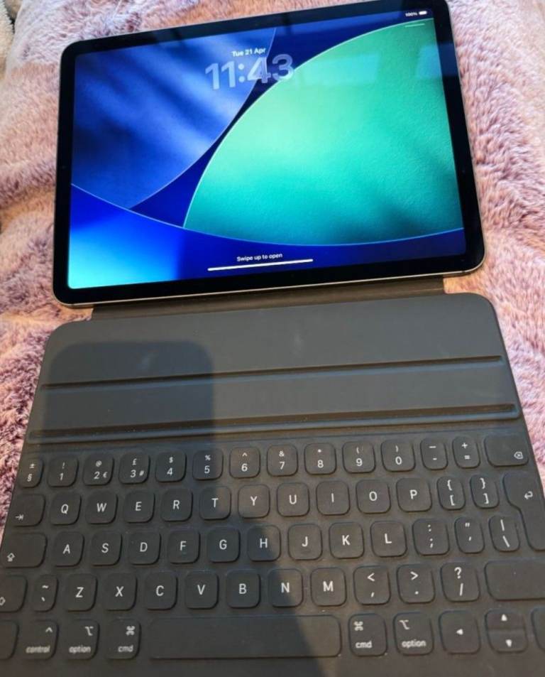 *Unlocked* Apple iPad Air (4th Gen) 10.9” Wi-Fi + Cellular 64GB, keyboard case, IOS 26.4