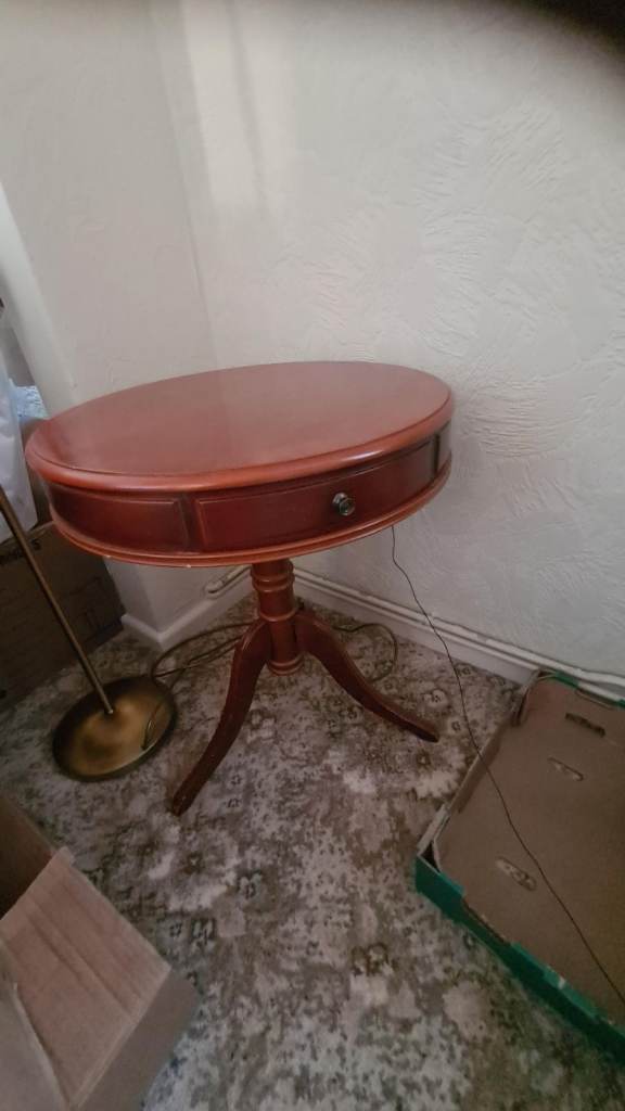 Reproduction round occasional/coffee table