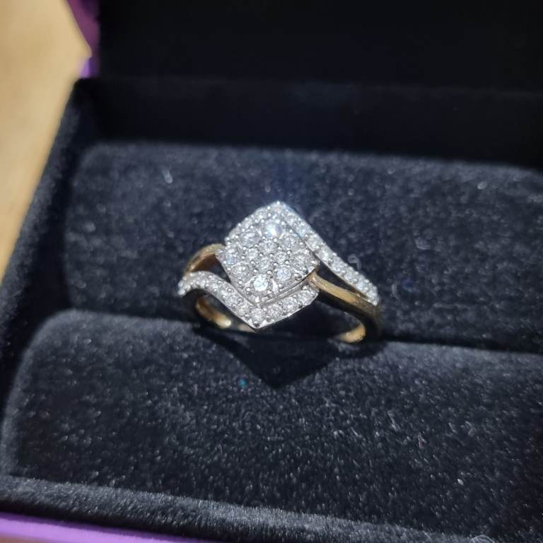 Gold 9ct Diamond cluster ring.  0.50ct. 