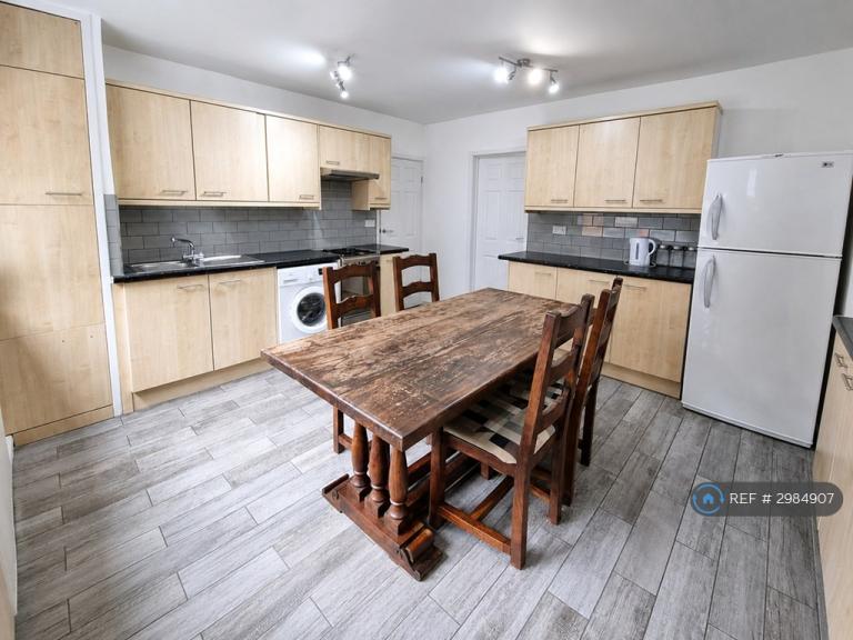 4 bedroom flat in Foxcroft Way, Leeds, LS6 (4 bed) (#2984907)