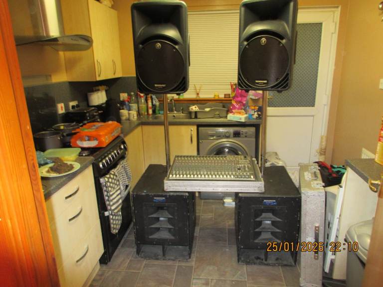 Mackie complete pa system +20 channel mackie desk in flight case £1650