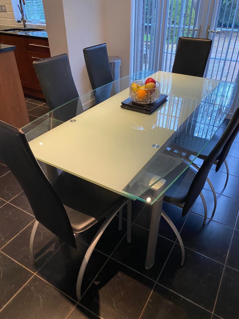 KITCHEN TABLE AND 6 CHAIRS EXCELLENT CONDITION