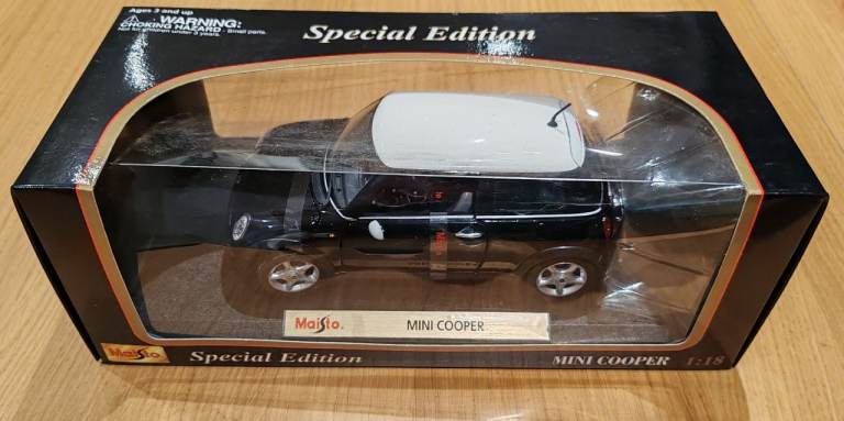 Special Edition MINI COOPER 1:18 Black with white roof