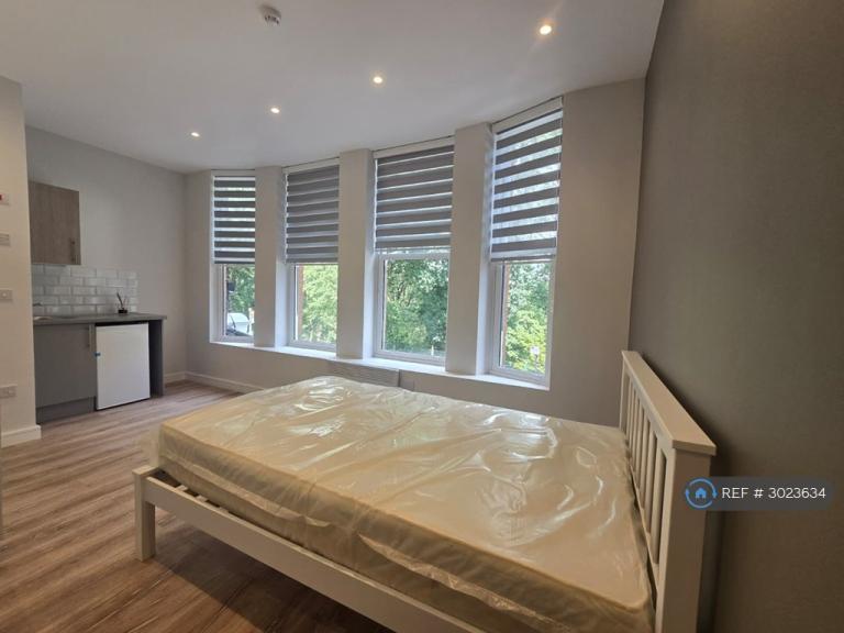 1 bedroom in Archway Road, London, N6 (#3023634)