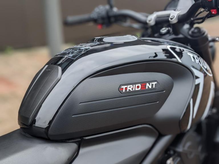 TRIUMPH TRIDENT 660 2024 - BLACK - HEATED GRIPS- 2 SERVICE STAMPS - QUICKSHIFTER