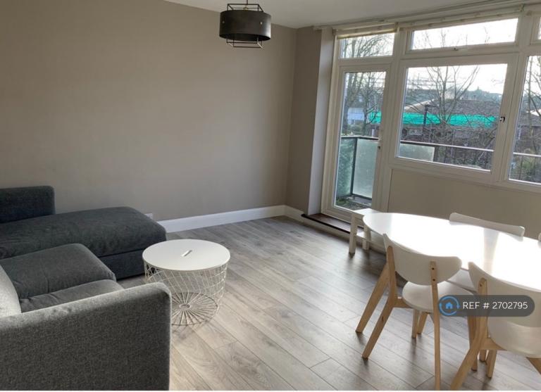 3 bedroom flat in Crescent Court, London, SW4 (3 bed) (#2702795)