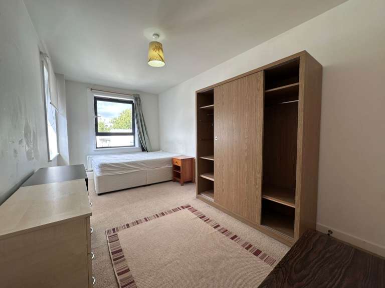 1 bedroom in Palmerston Road, London