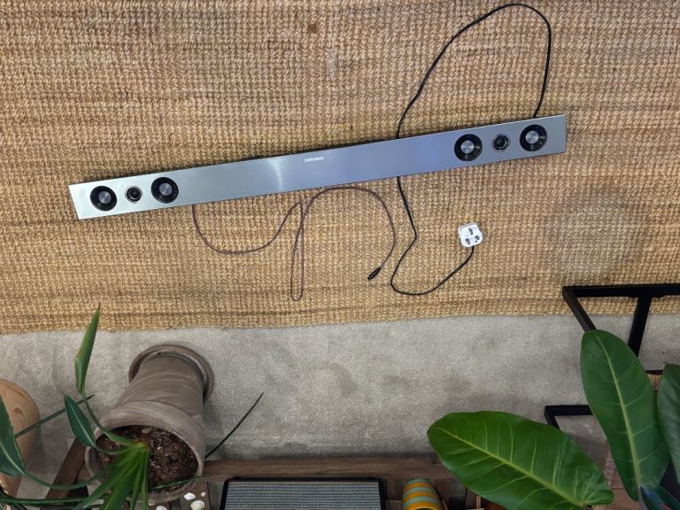 Samsung Soundbar + Remote Control – HW-D570