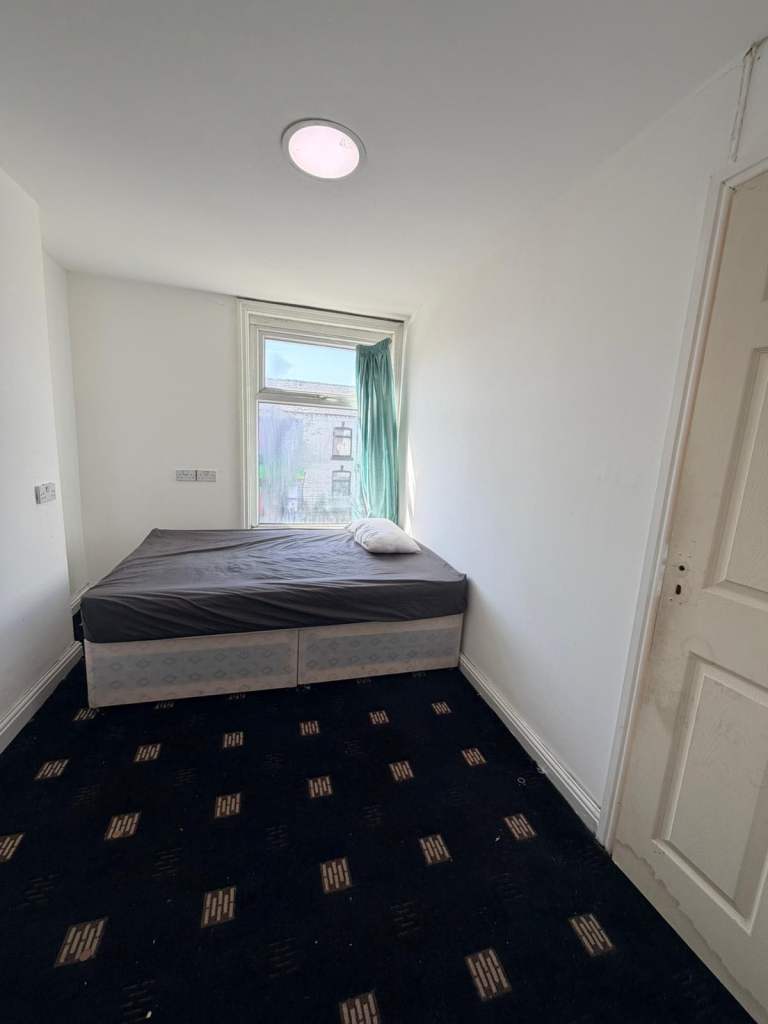 Double furnished room to let 