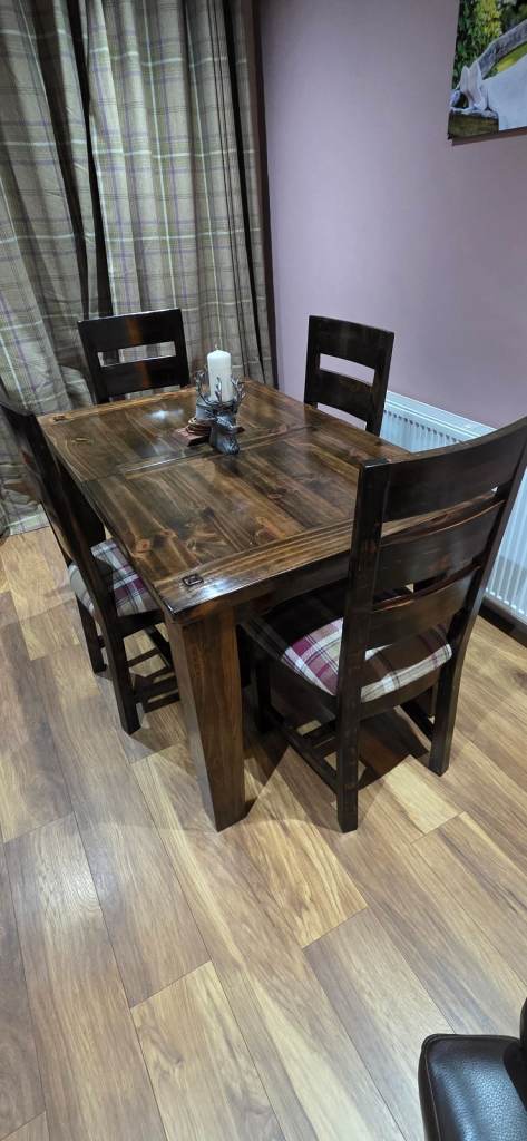 Solid Wood Oak Dining Table and 4 Chairs – Perfect Condition
