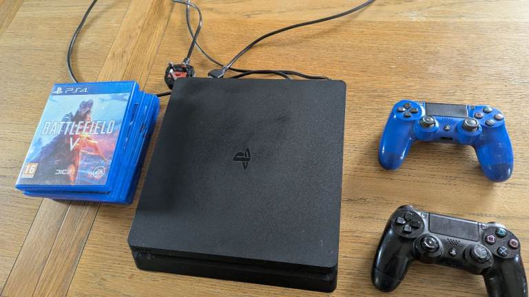 Playstation 4 PS4 with two controllers and 5 games