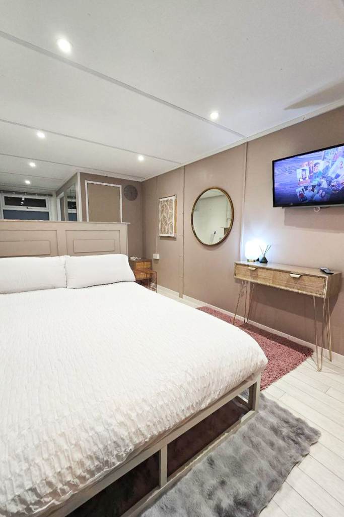 Serviced studio apartment with parking. (Bills included)