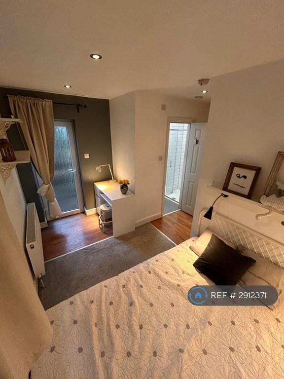 Studio flat in Salcombe Gardens, London, NW7 (#2912371)