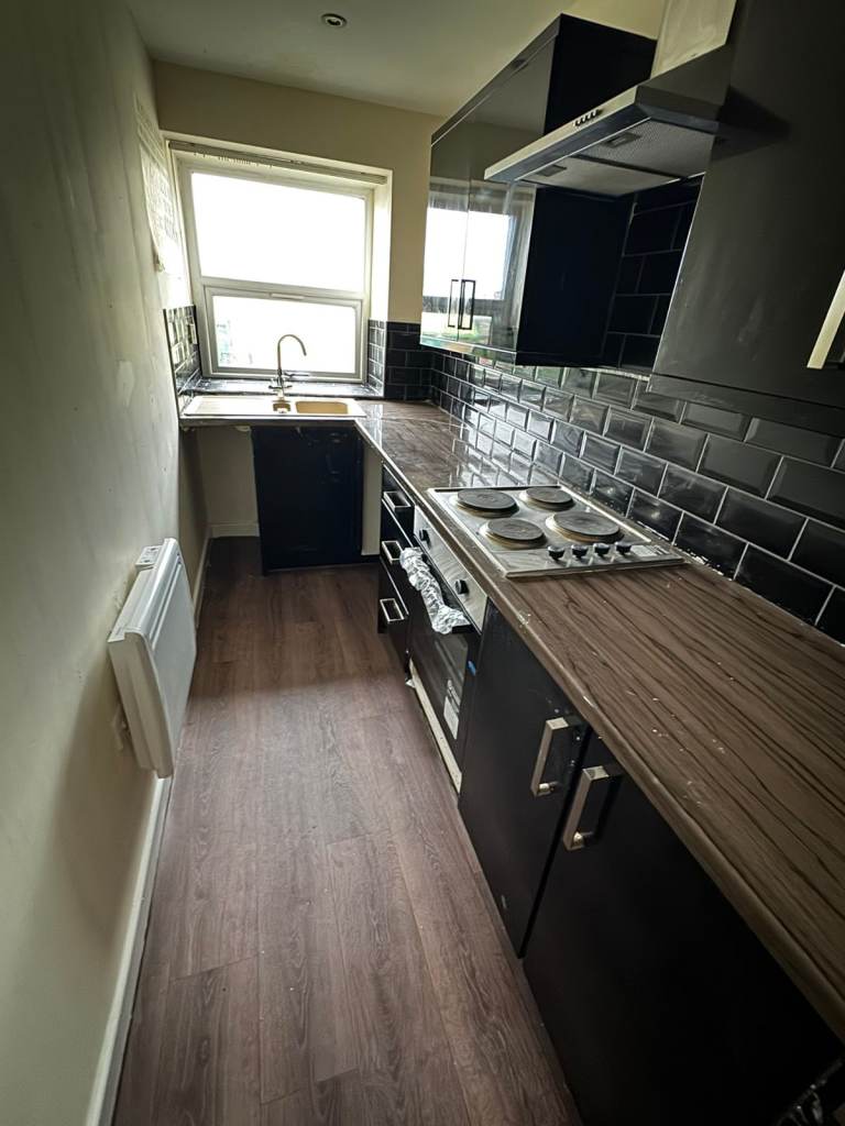  2-Bedroom Top Floor Flat with Parking | LS28 | £675 PCM