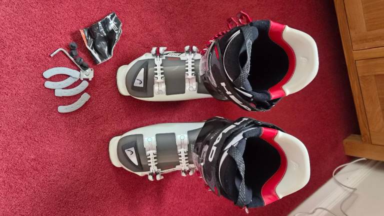 Mens size 9 'Head' Vector ski boots 