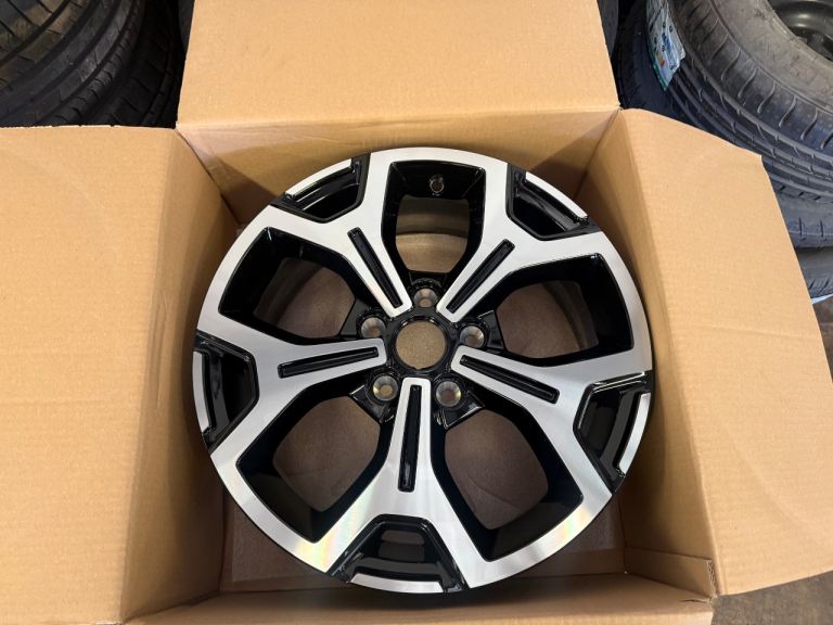 🔥 All Season Set– 4 x Dacia Duster 17″ OEM Alloys + 4 x Michelin CrossClimate+ 215/60 R17 🔥