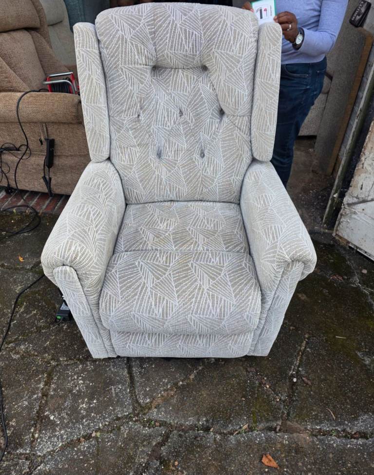 Electric riser recliner mobility chair 