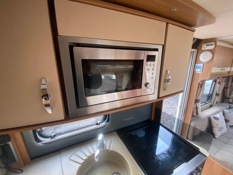 SWIFT CHALLENGER 625se - 2014 - FIXED BED - 5 BERTH - RARE LAYOUT PRISTINE 