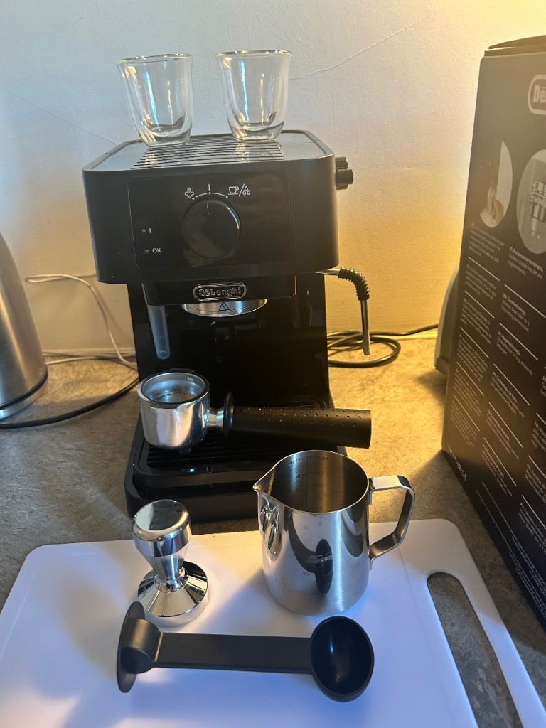 DeLonghi Espresso & Cappuccino coffee maker& Accessories-Excellent condition