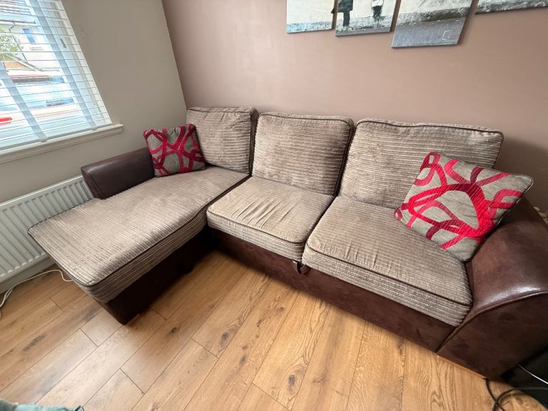 Corner Sofa with Storage and Foldout Bed – Good Condition