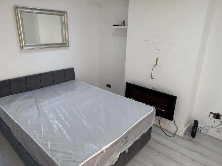 1 King bedroom in Gravesend