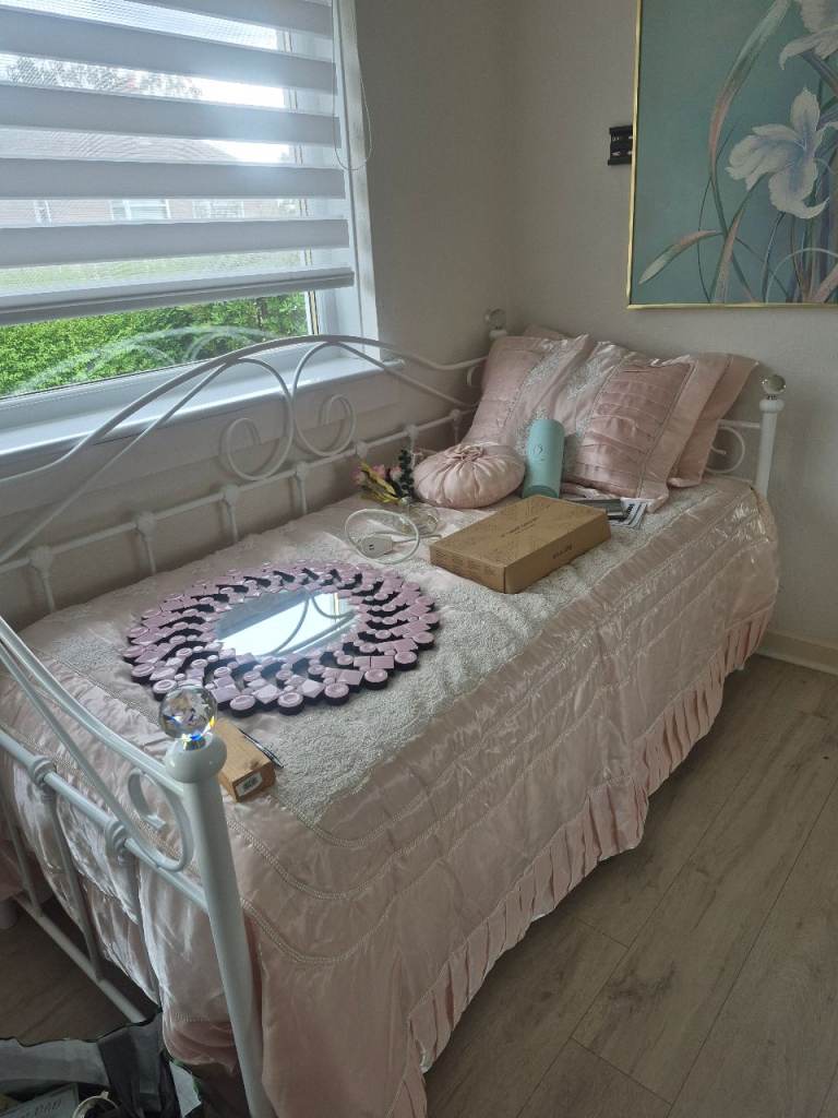 White Metal Day Bed Frame - with mattress Good Condition