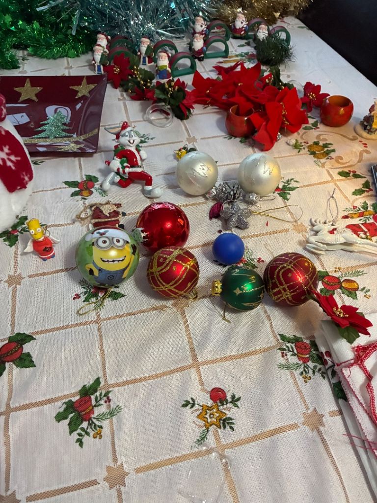 Christmas tableware and decorations 