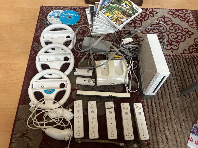 NINTENDO Wii FAMILY ENTERTAINMENT BUNDLE. 
