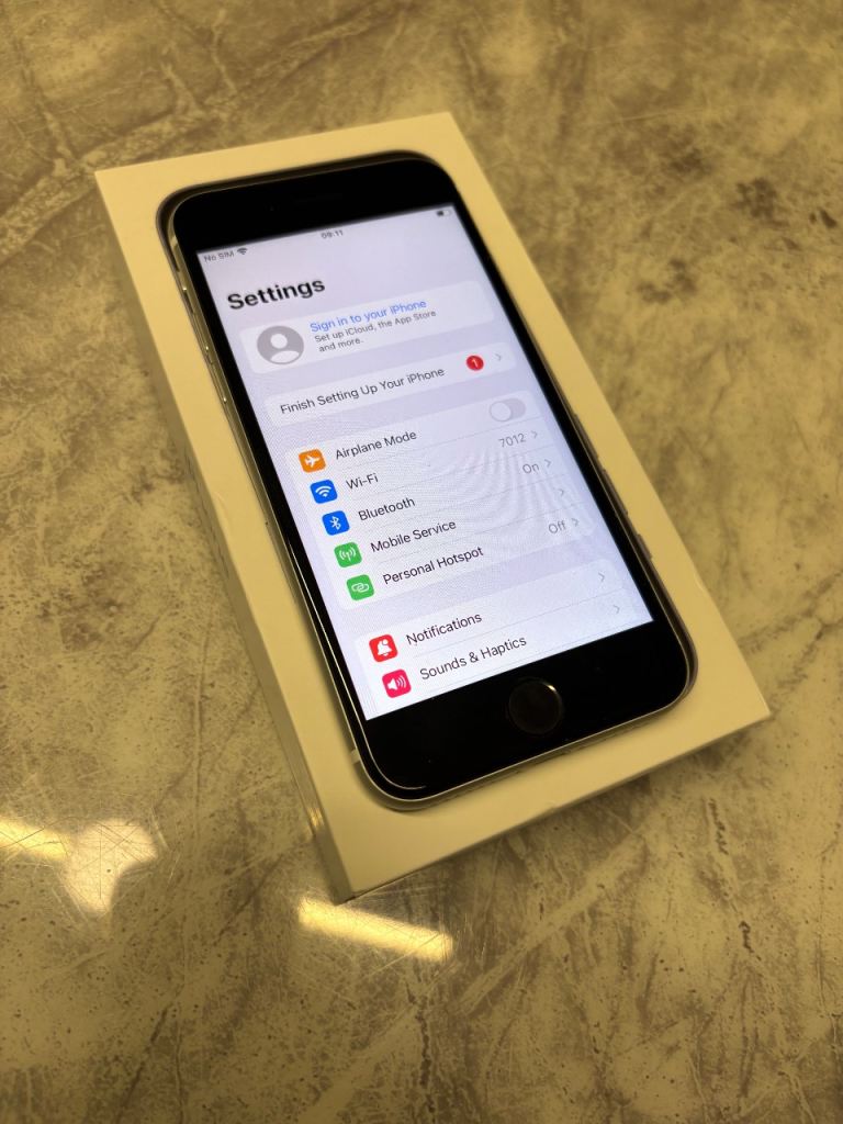 Apple iPhone SE 2nd Generation 64GB Unlocked 