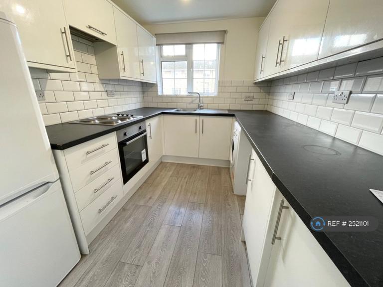 2 bedroom flat in Swallow Close, Staines-Upon-Thames, TW18 (2 bed) (#2521101)