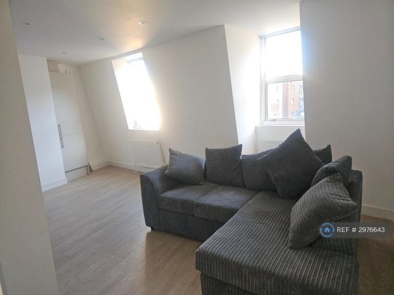 2 bedroom flat in Commercial Road, London, E14 (2 bed) (#2976643)