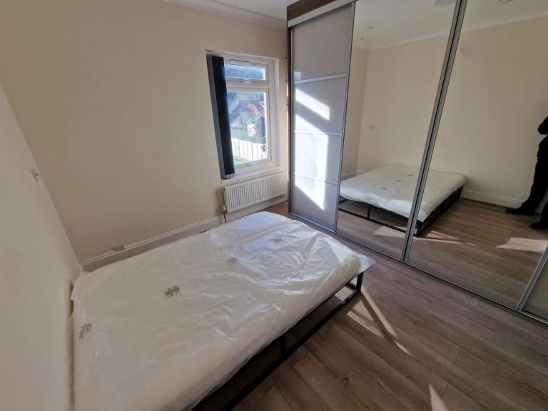 **Fully-Furnished**All Bills Included (£100 extra)**Fitted Communal Kitchen**Near Town Centre**