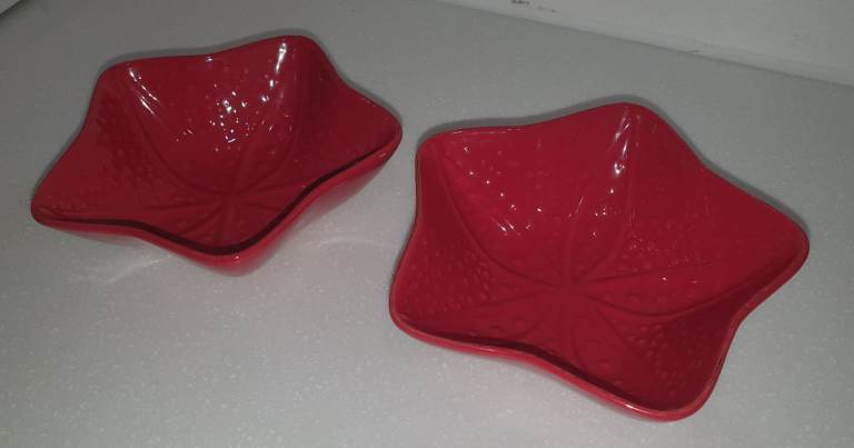2x MEADOWS & BYRNE Stoneware Red Star Shaped Dishes Serving Bowls Poinsettia