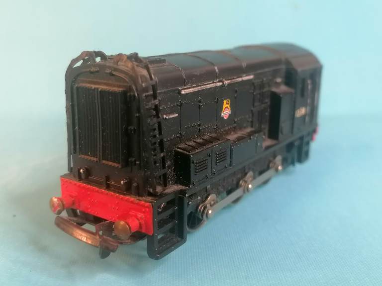 Vintage collectable TRIANG  BLACK CLASS 08 DIESEL SHUNTER LOCOMOTIVE 12038- 12056. British Airways.