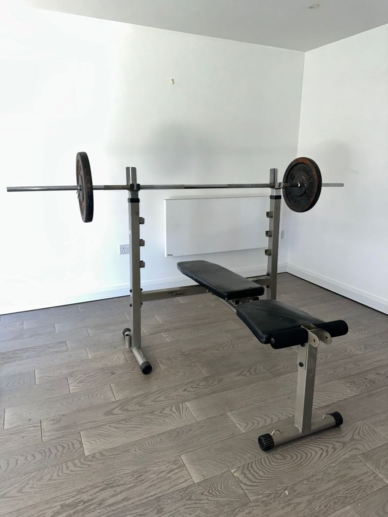 Weight bench with set of weight plates 